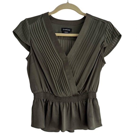 Bebe Olive Green Peplum Blouse Cap Sleeve V-Neck Pleated Sheer Back Top Size XS - Picture 1 of 8